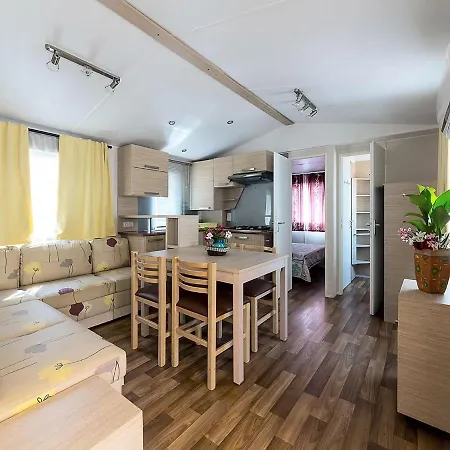 בית נופש Amazing Mobile Home In Sorso With Garden סורסו