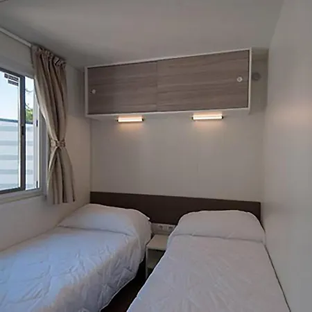 Dom wakacyjny Amazing Mobile Home In Sorso With Garden *