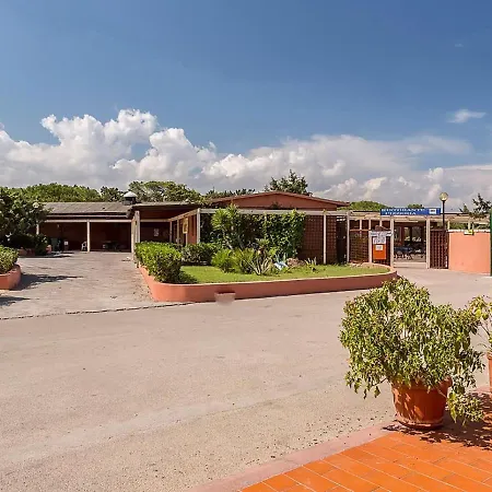 Dom wakacyjny Amazing Mobile Home In Sorso With Garden